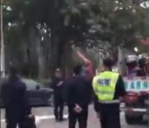  城管扣了交警车！交警反击：城管车没证的一律查扣