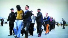团伙“冒充公检法”骗老人 有老人愤而自杀