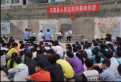 巧家法院进校审案增强学生禁毒意识