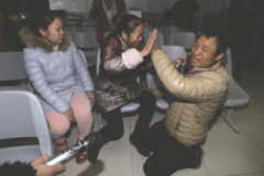 父输光儿救命钱续：赌博是编的 妻称或因不想治